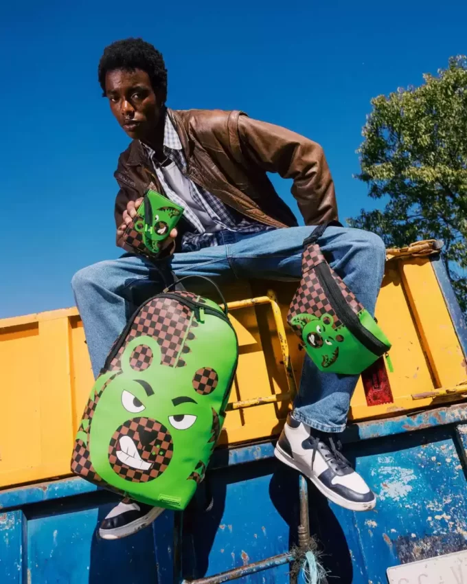 GREEN MONEY BEAR SAVVY CROSSBODY GREEN MONEY BEAR SAVVY CROSSBODY