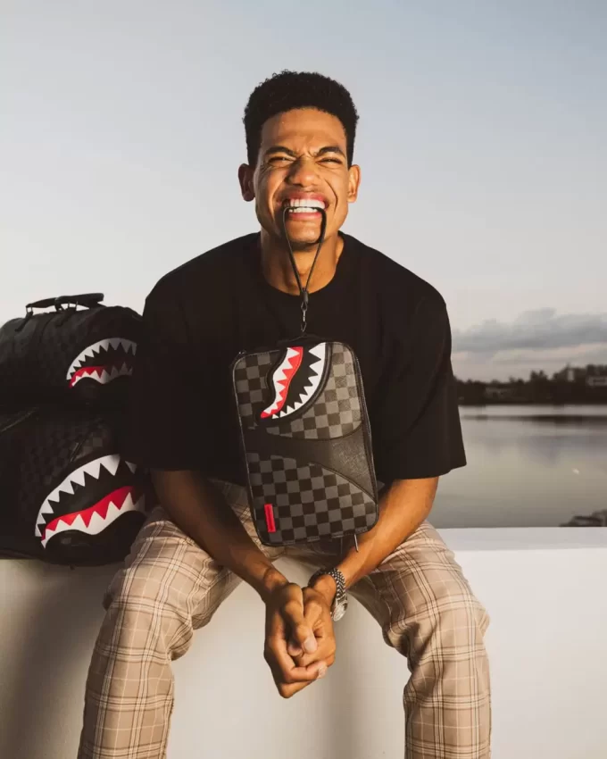 HENNY AIIR TO THE THRONE TOILETRY BAG