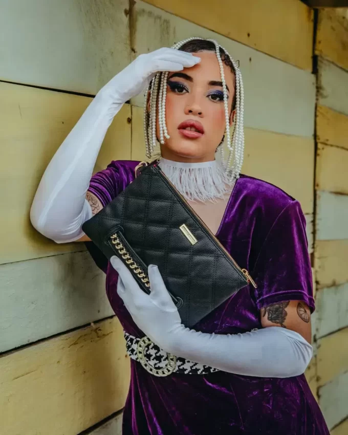 NOIR QUILT GOLD CHAIN SHARK CROSSOVER CLUTCH NOIR QUILT GOLD CHAIN SHARK CROSSOVER CLUTCH