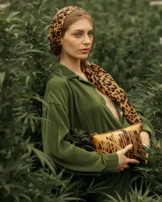 PARIS PAINT CROSSOVER CLUTCH