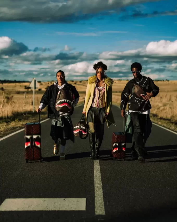 SHARKS IN PARIS BLUR EFFECT SAVVY CROSSBODY