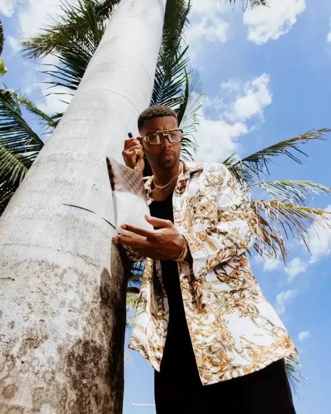 SPRAYSHARKS WORLDWIDE CROSSOVER CLUTCH W/ SHOULDER STRAP