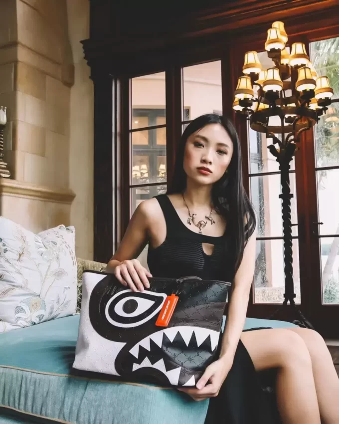 V.V.I.P. TOTE V.V.I.P. TOTE